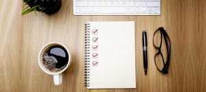 Carnet avec une check-list cochée permettant de mieux planifier sans se décourager