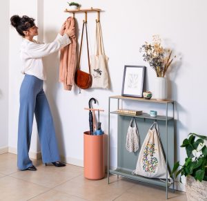 Entrée de maison avec porte-clés mural, banc de rangement et espace dédié aux objets du quotidien